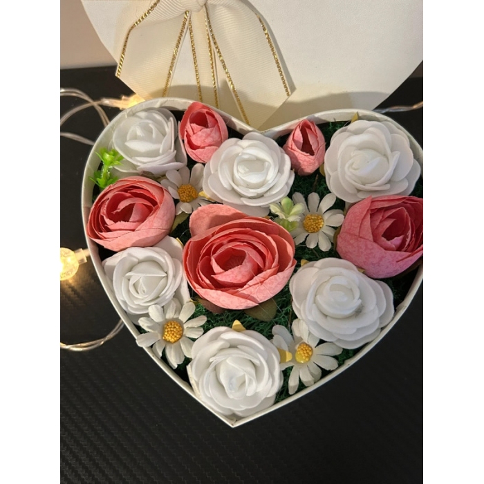 Serce z kwiatami w ozdobnym pudełku z kokardą flower box