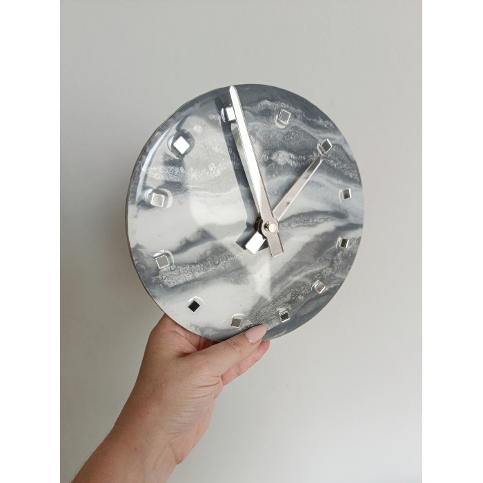 Elegancki zegar z żywicy epoksydowej, styl glamour / minimal