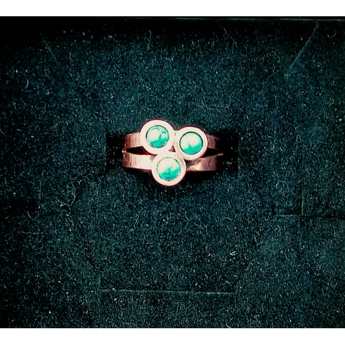 Dziewczęcy pierścionek z trzema turkusami