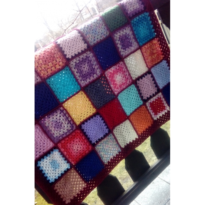 Kolorowa narzuta z kwadratów