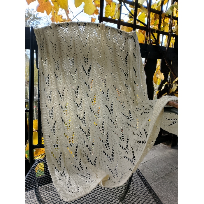 Ażurowy kocyk na drutach