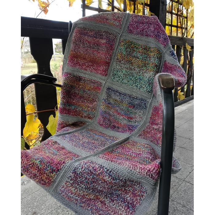 Narzuta w szarościach wykonana z kwadratów