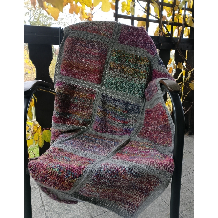 Narzuta w szarościach wykonana z kwadratów