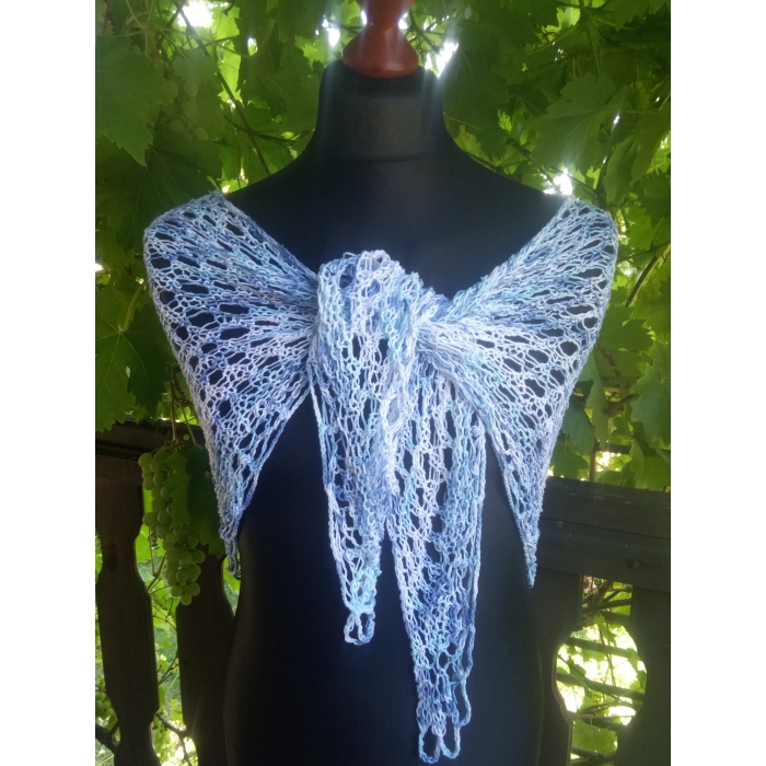 Chusta w błękitach letniego nieba