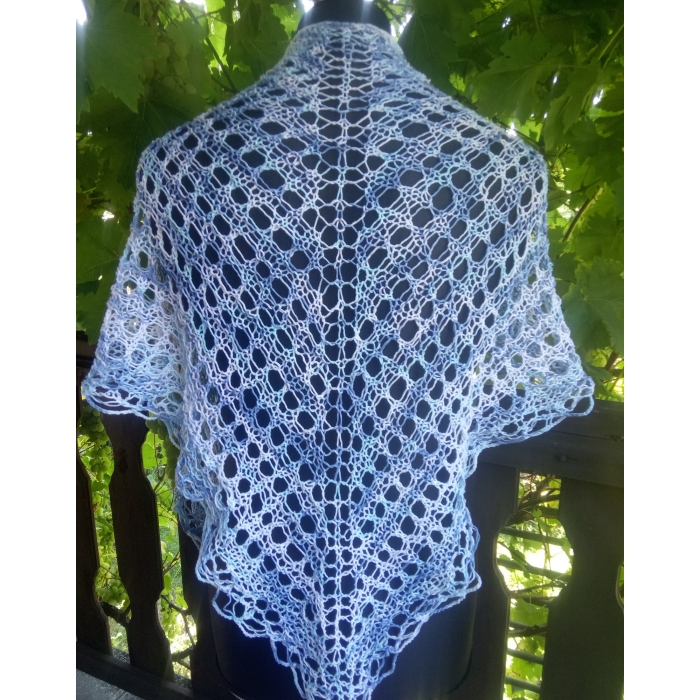 Chusta w błękitach letniego nieba