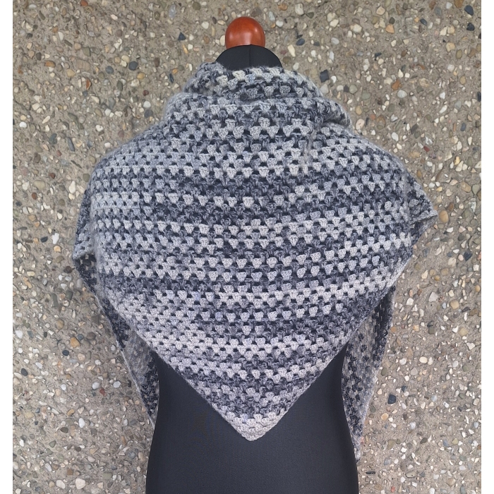 Cieniowana chusta w odcieniach szarości