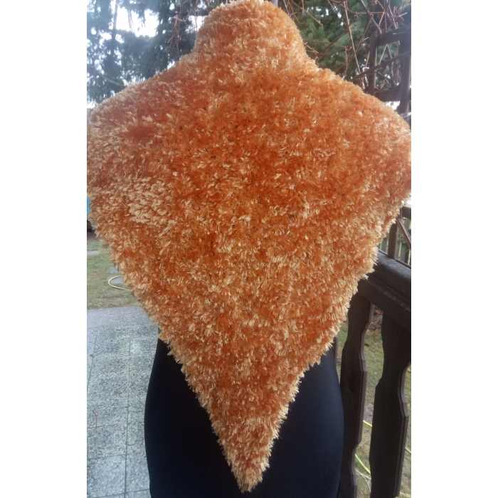 Ciepła chusta w kolorze złota