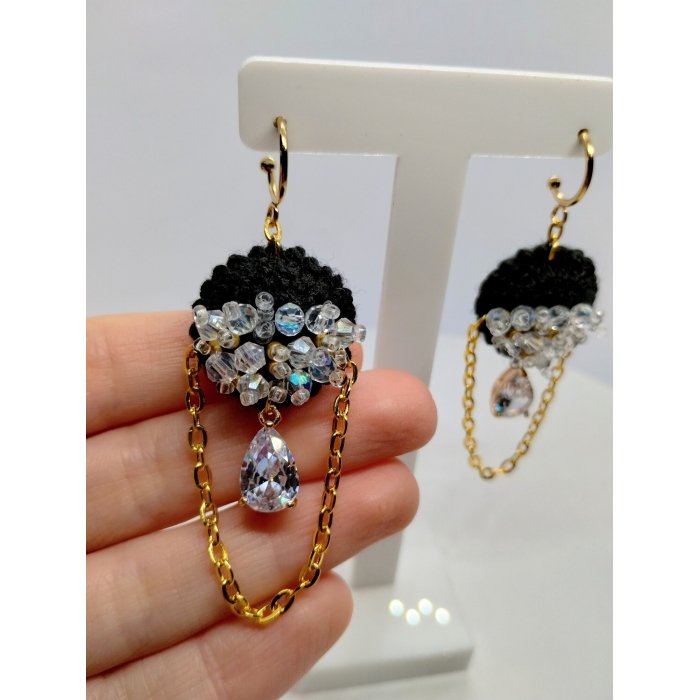 Czarne kolczyki szydełkowe z kryształkami łezkami