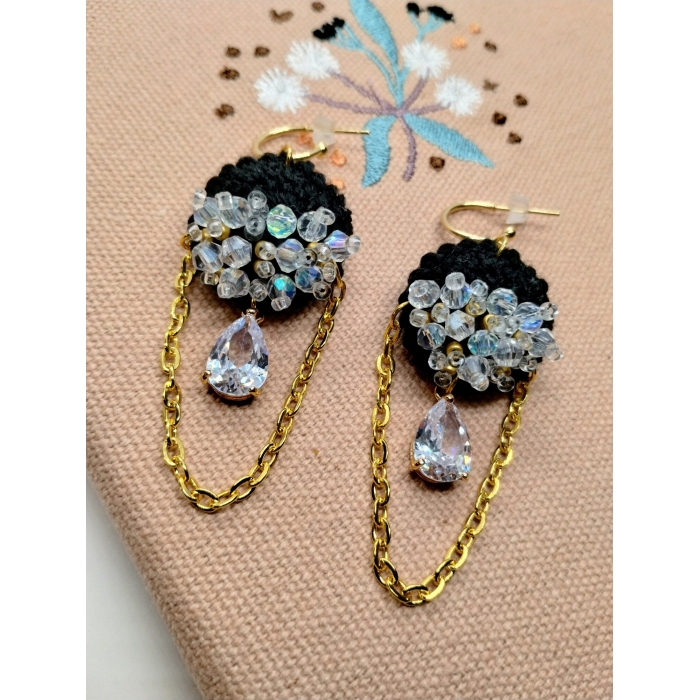 Czarne kolczyki szydełkowe z kryształkami łezkami