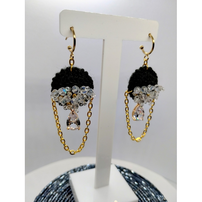 Czarne kolczyki szydełkowe z kryształkami łezkami