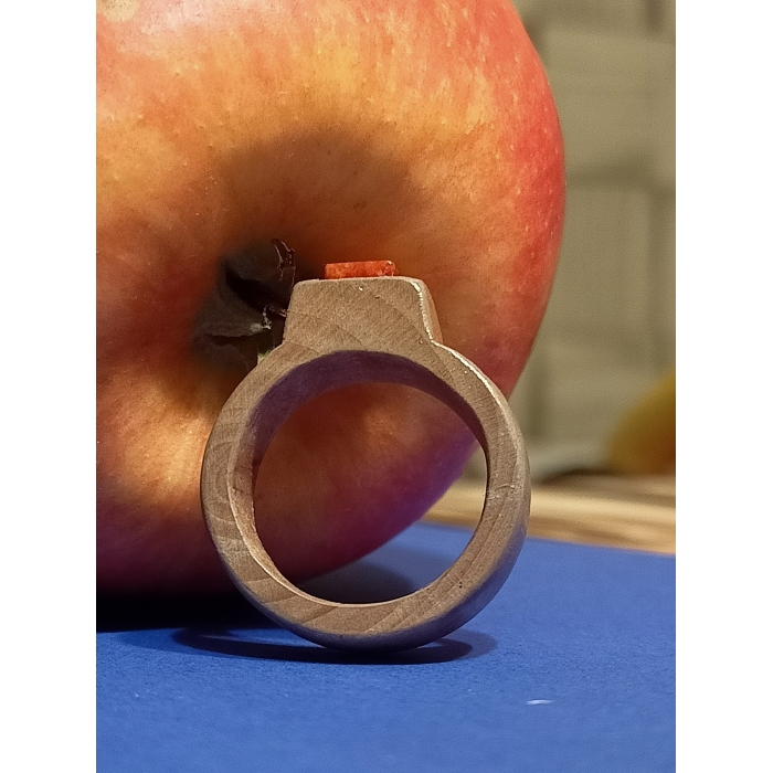 pierścionek drugi z jabłoni i korala