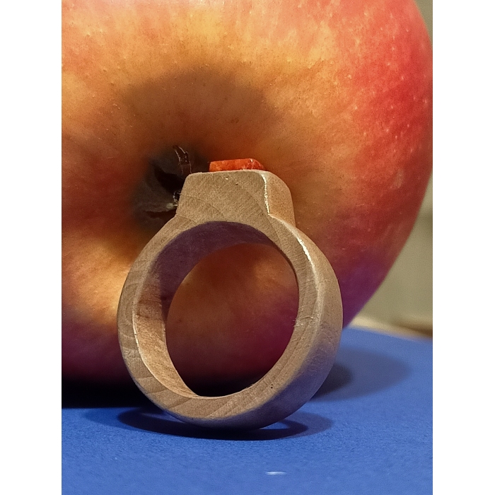 pierścionek drugi z jabłoni i korala