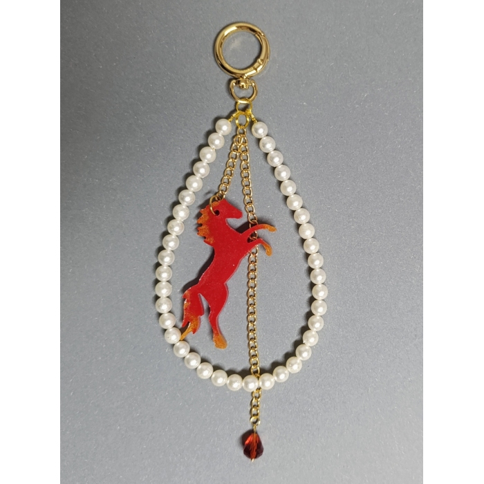 Elegancki brelok do torebki z perłami i czerwonym koniem