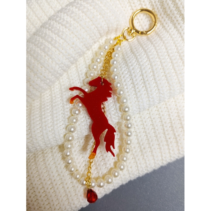 Elegancki brelok do torebki z perłami i czerwonym koniem