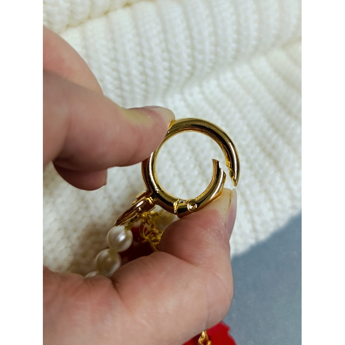 Elegancki brelok do torebki z perłami i czerwonym koniem