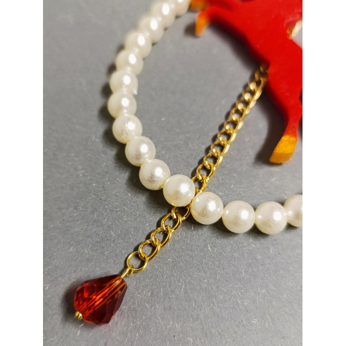 Elegancki brelok do torebki z perłami i czerwonym koniem