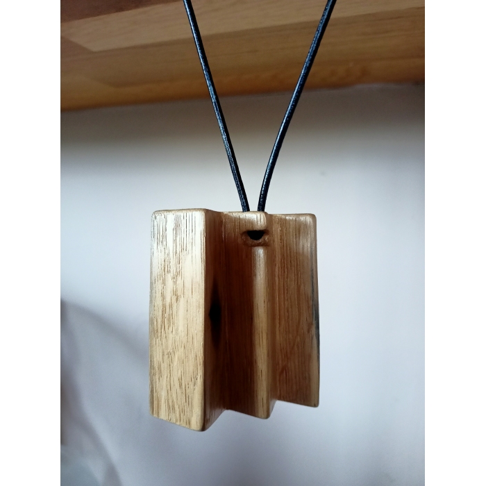 naszyjnik szósty z dębu z intarsją z czarnego dębu