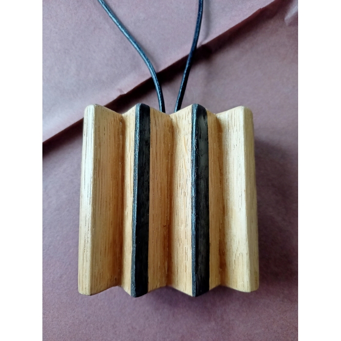naszyjnik szósty z dębu z intarsją z czarnego dębu