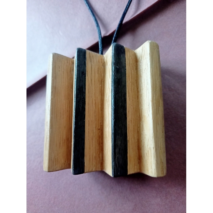 naszyjnik szósty z dębu z intarsją z czarnego dębu