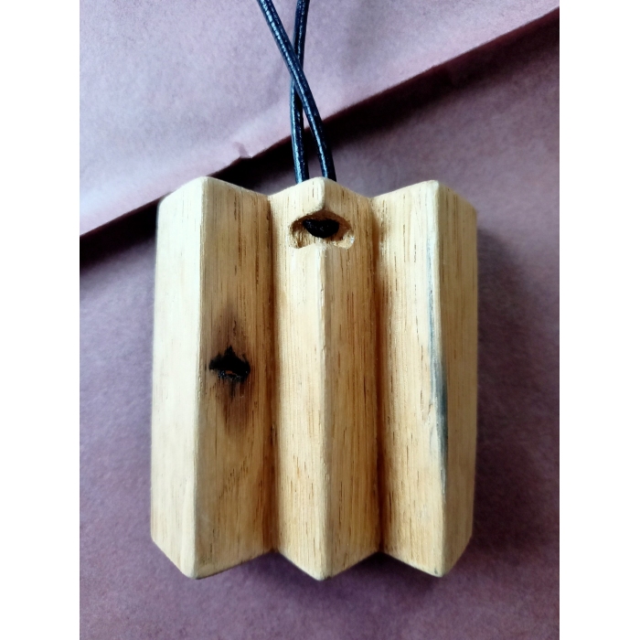 naszyjnik szósty z dębu z intarsją z czarnego dębu