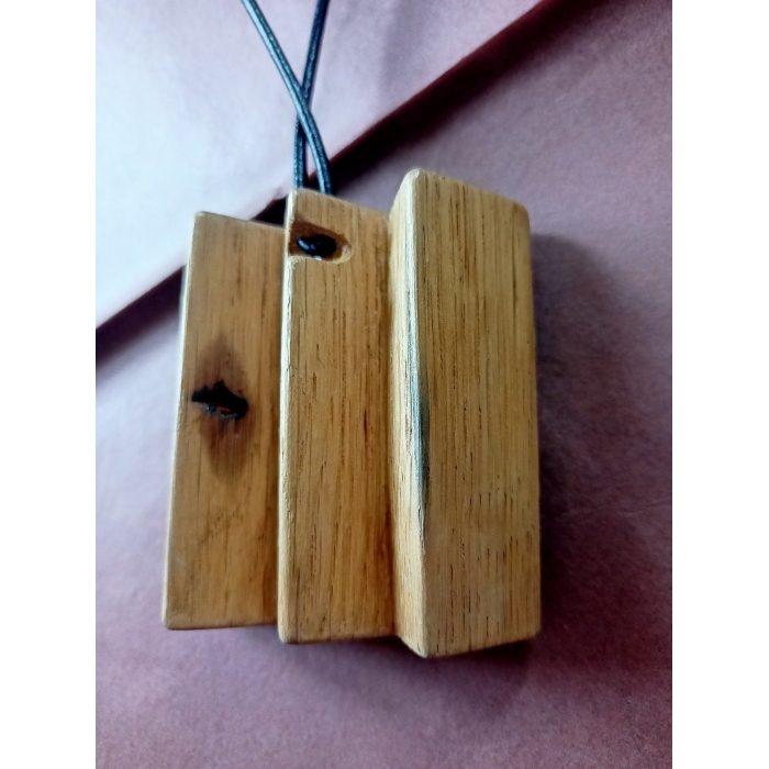 naszyjnik szósty z dębu z intarsją z czarnego dębu