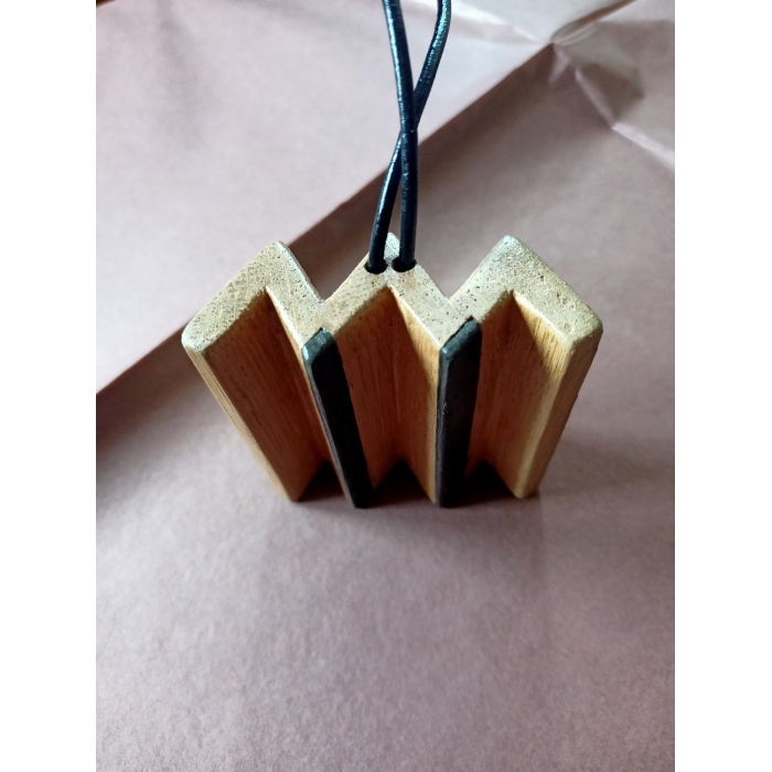 naszyjnik szósty z dębu z intarsją z czarnego dębu