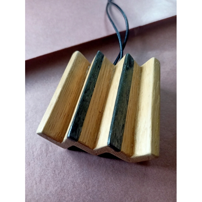 naszyjnik szósty z dębu z intarsją z czarnego dębu