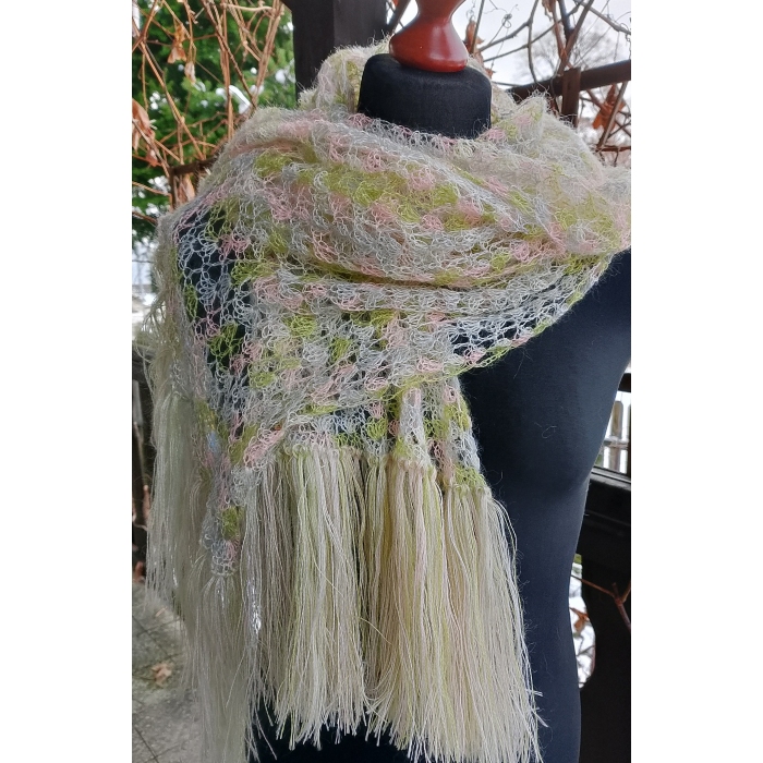 Długi pastelowy szal mgiełka