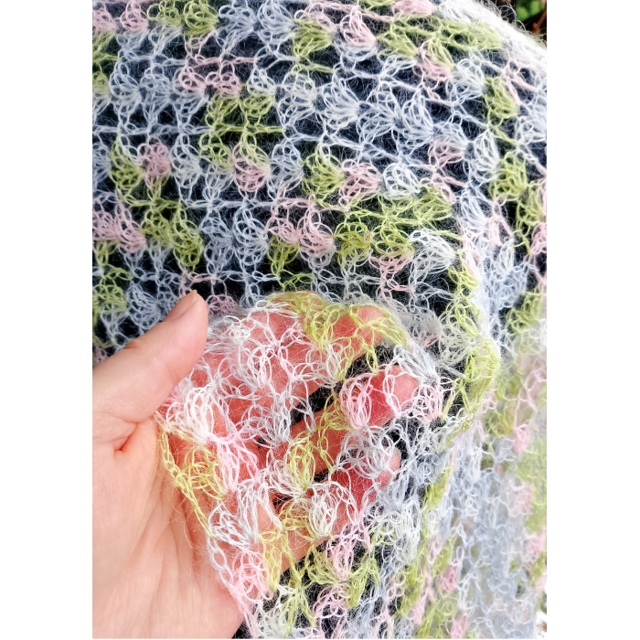 Długi pastelowy szal mgiełka