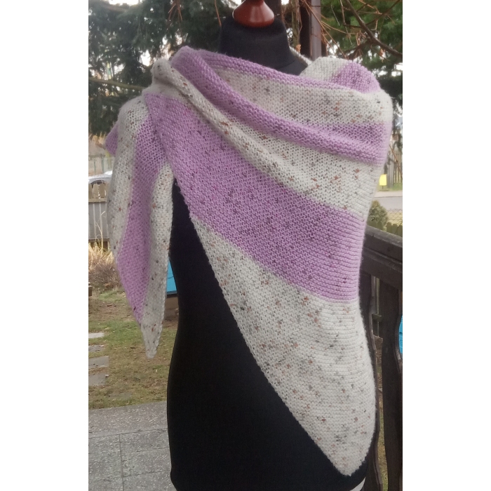 Chusta na drutach różowo kremowa