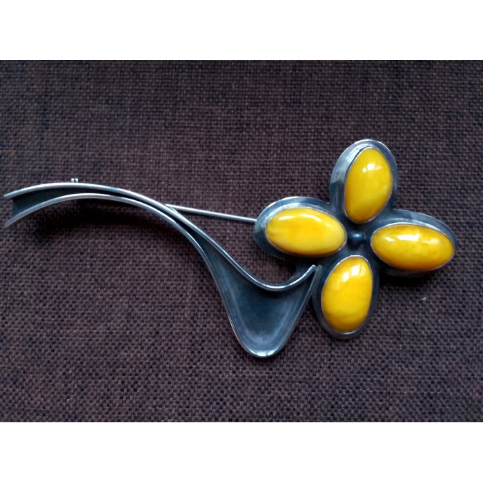 Broszka srebrna z bursztynami.