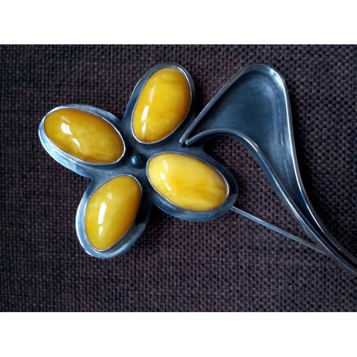 Broszka srebrna z bursztynami.