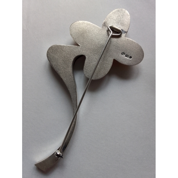 Broszka srebrna z bursztynami.