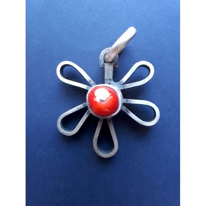 Wisiorek srebrny z koralowcem.