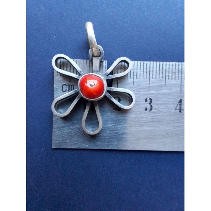 Wisiorek srebrny z koralowcem.