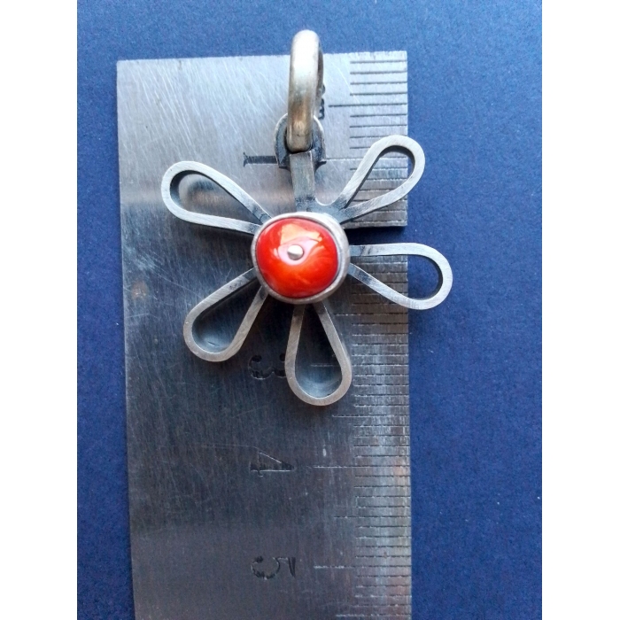 Wisiorek srebrny z koralowcem.