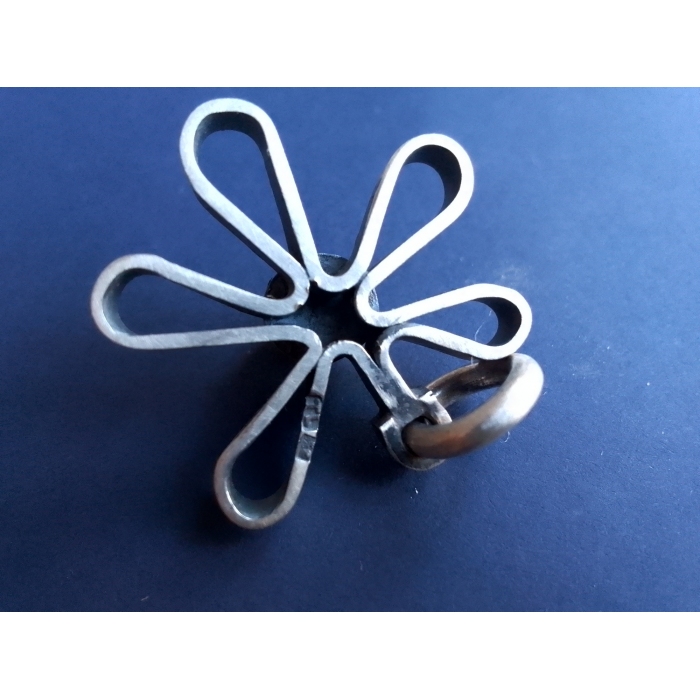 Wisiorek srebrny z koralowcem.