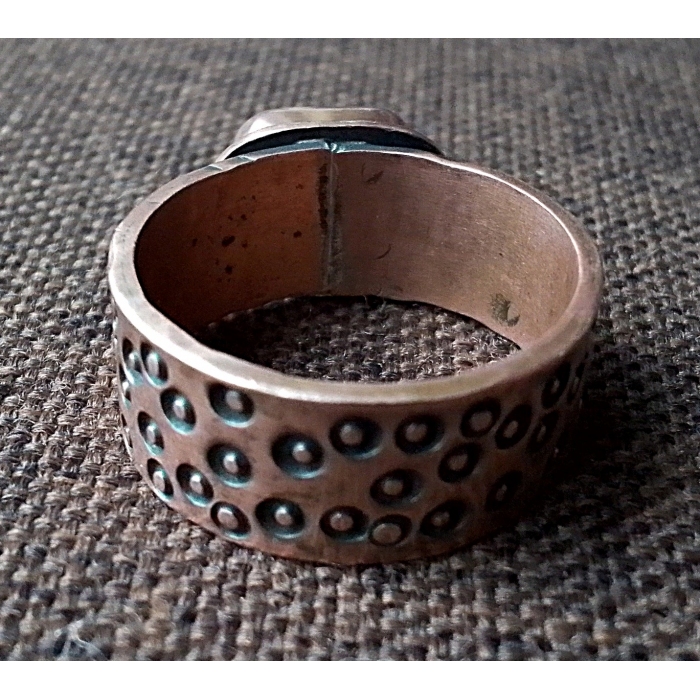 Pierścionek miedziany z koralowcem.