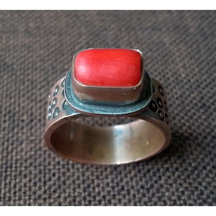 Pierścionek miedziany z koralowcem.