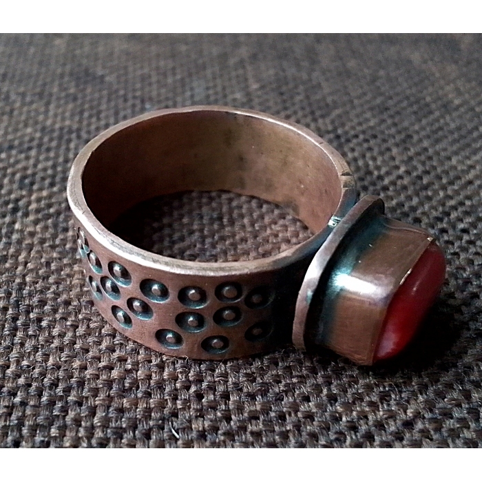 Pierścionek miedziany z koralowcem.