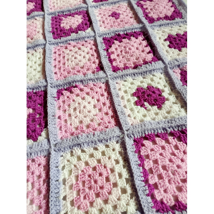 Narzuta z kwadratów w fioletach