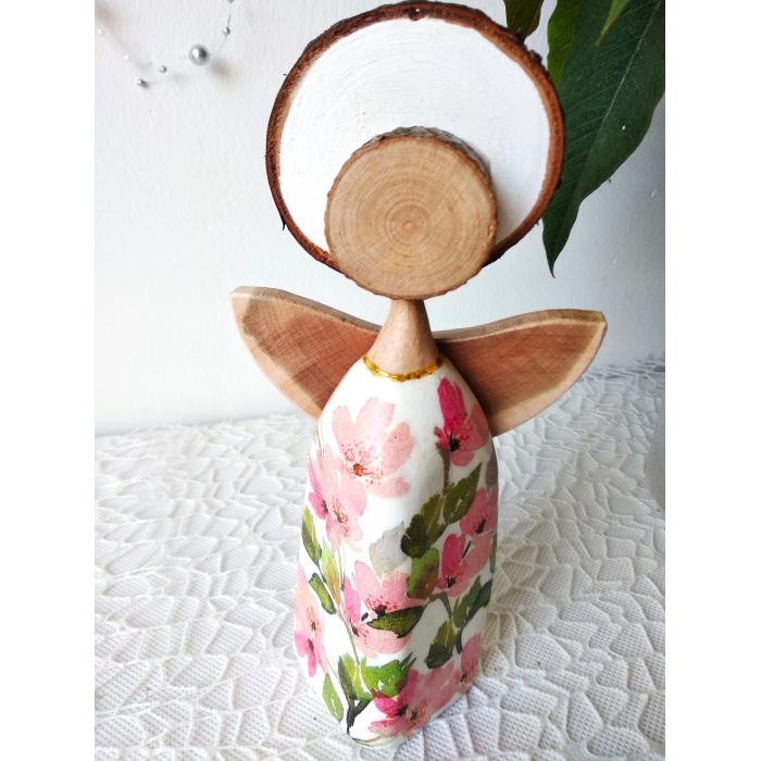 Anioł w sukience w różowe kwiatki.