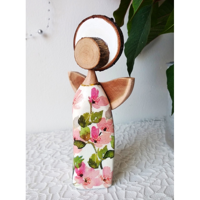 Anioł w sukience w różowe kwiatki.