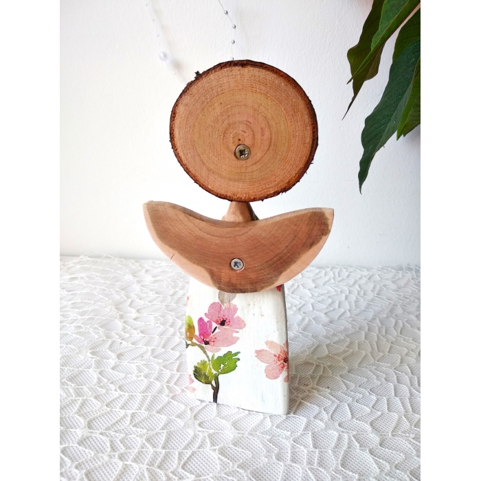 Anioł w sukience w różowe kwiatki.