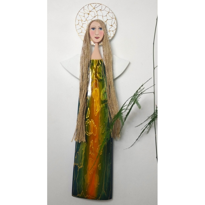 Barwny anioł - dekoracja przyciągająca wzrok.