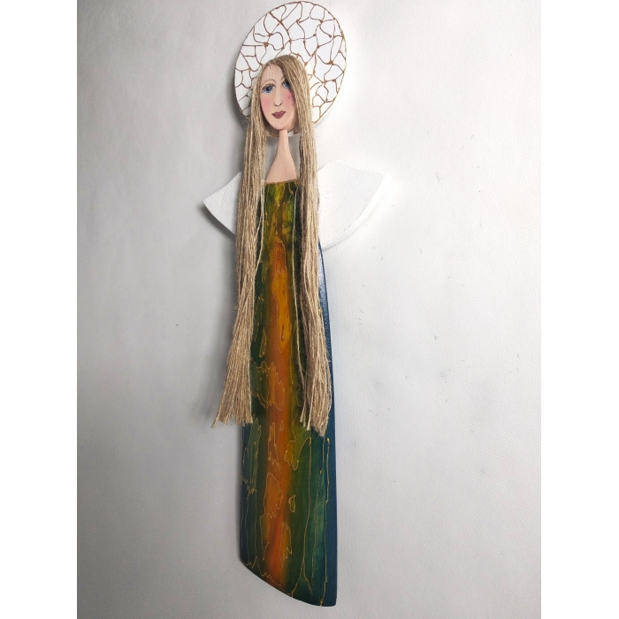 Barwny anioł - dekoracja przyciągająca wzrok.