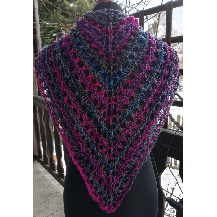 Ażurowa chusta cieniowana, na drutach