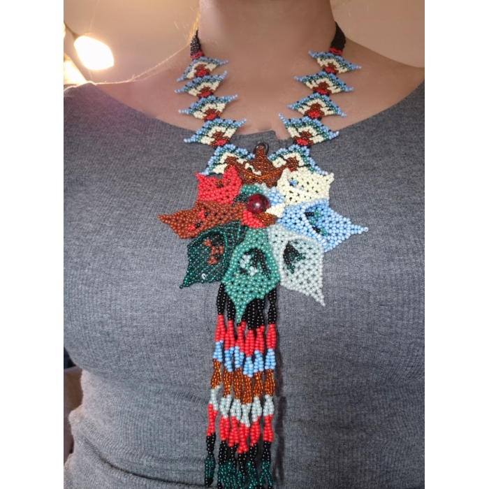 Naszyjnik z koralików Huichol