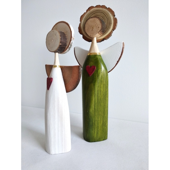 Dekoracyjne aniołki z drewna.