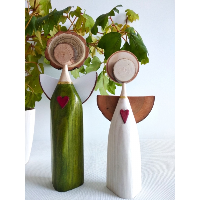 Dekoracyjne aniołki z drewna.